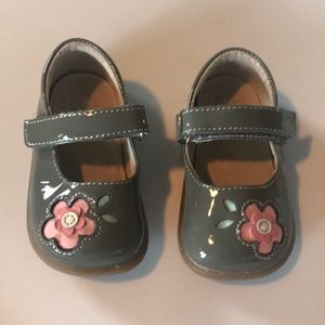 PRICE DROP 4.5 toddler shoe; see kai run